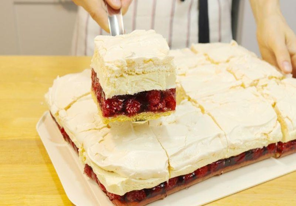 Faimosul tort polonez „Nor de zmeură”. Dacă plănuiți o sărbătoare în familie, pregătiți această prăjitură delicioasă cu zmeură și cremă de vanilie Faimosul tort polonez „Nor de zmeură”. Dacă plănuiți o sărbătoare în familie, pregătiți această prăjitură delicioasă cu zmeură și cremă de vanilie