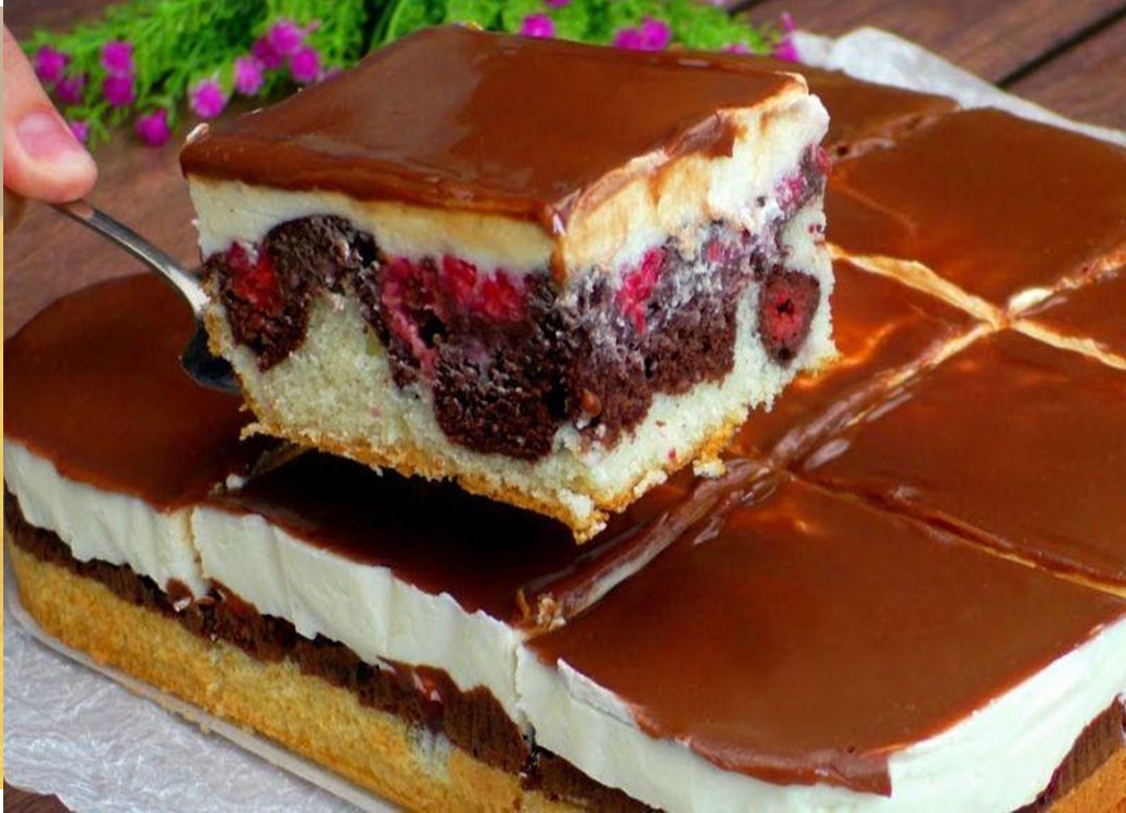 Dacă sunteți în căutarea unui desert original pentru a vă surprinde oaspeții, pregătiți acest delicios tort de zmeură cu glazură de ciocolată Dacă sunteți în căutarea unui desert original pentru a vă surprinde oaspeții, pregătiți acest delicios tort de zmeură cu glazură de ciocolată