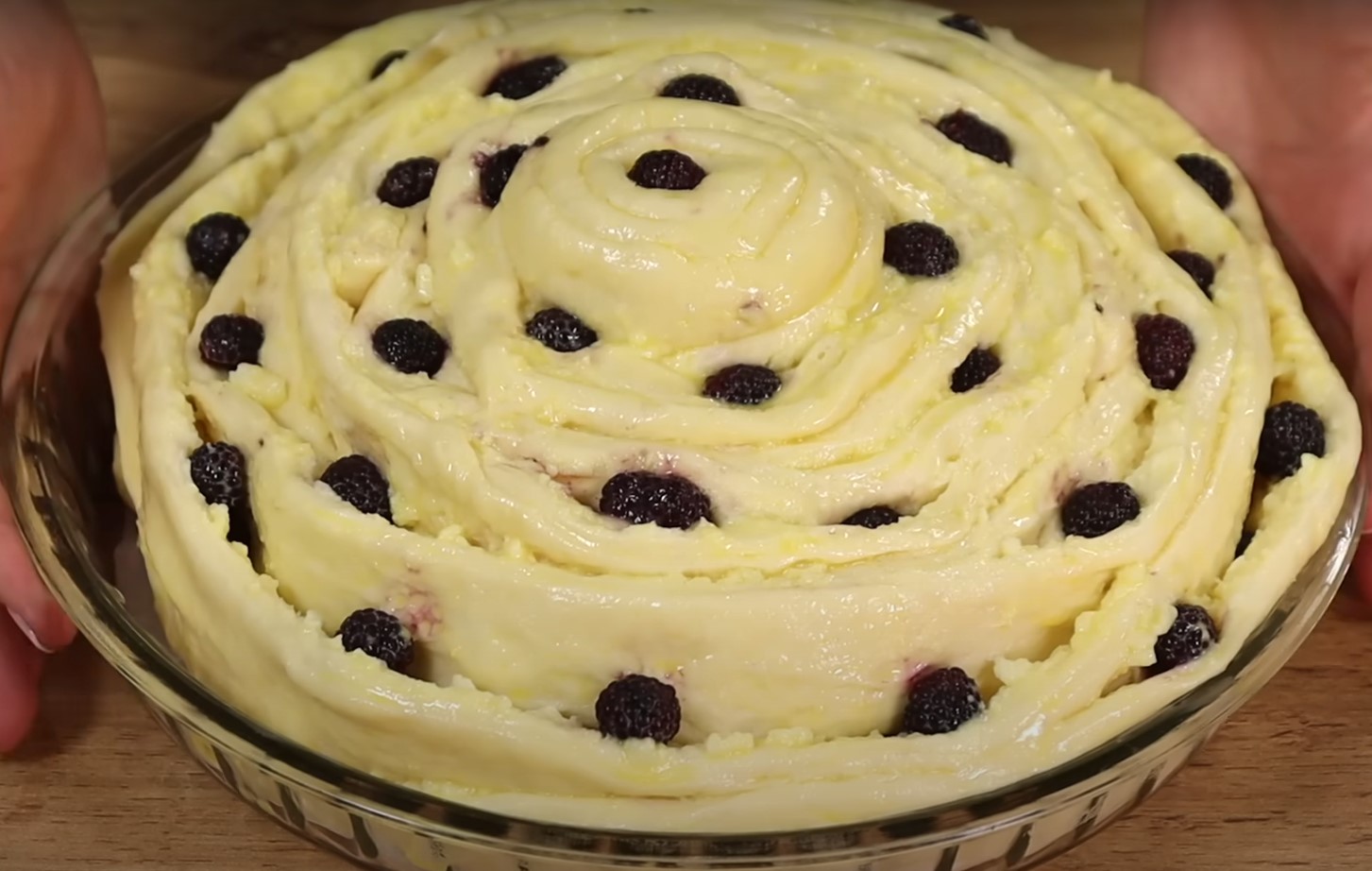 Plăcintă ca un trandafir cu cremă de vanilie și zmeura dulce-acrișoară va deveni preferata ta din prima bucățică! O rețetă delicioasă si ușor de preparat! Plăcintă ca un trandafir cu cremă de vanilie și zmeura dulce-acrișoară va deveni preferata ta din prima bucățică! O rețetă delicioasă si ușor de preparat!