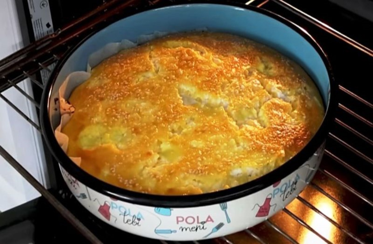 O budincă cu brânză parfumată și delicioasă. Pur și simplu amestecați toate ingredientele și dați-l la cuptor