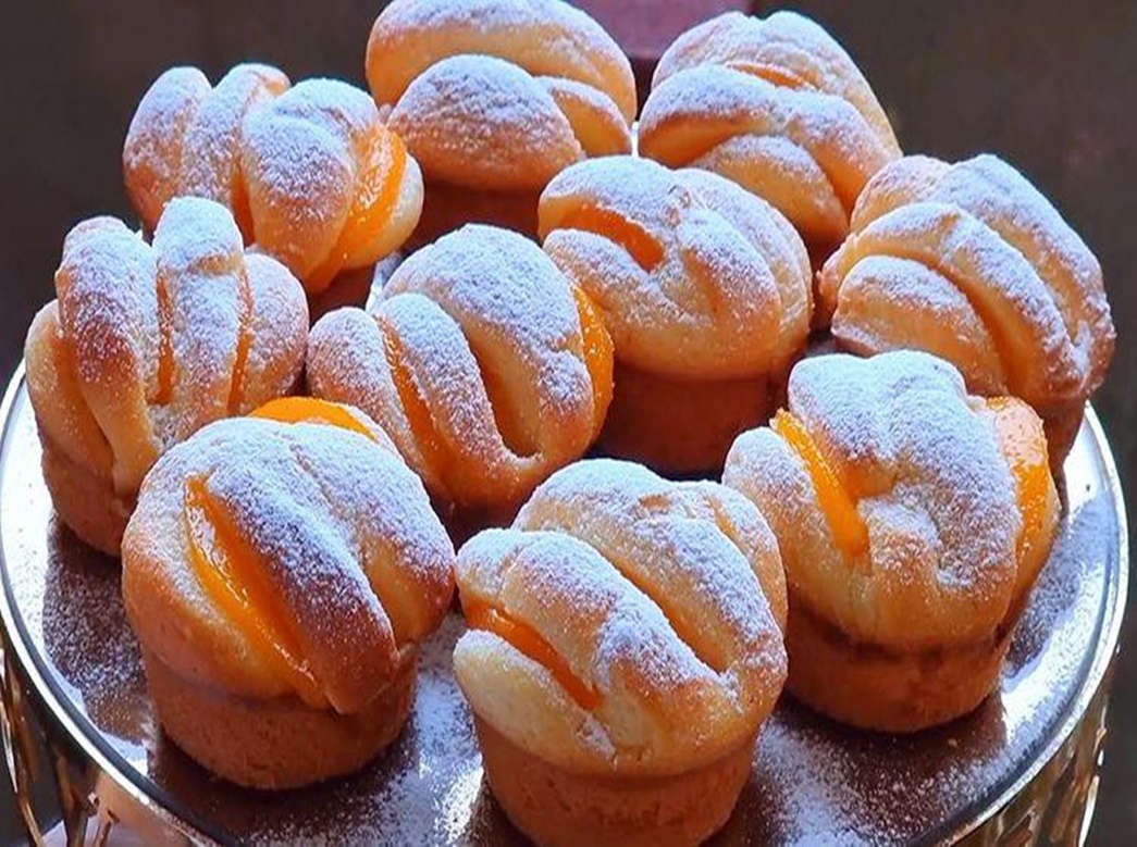 Briose moi si delicioase cu chefir si caise din conservă Briose moi si delicioase cu chefir si caise din conservă