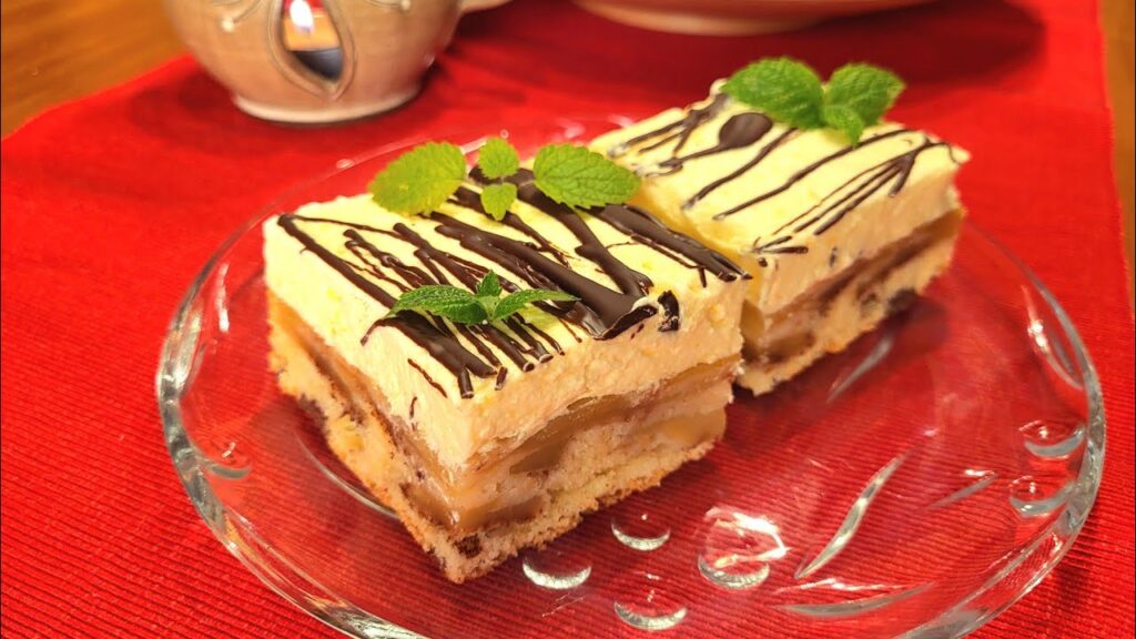 Plăcintă delicioasă cu mere, cu cremă de vanilie și decor de ciocolată