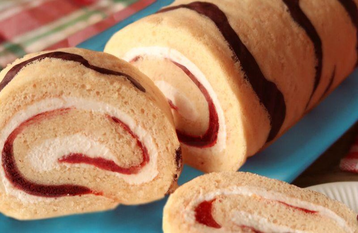 Ruladă de pandișpan cu cremă de vanilie si dulceață. Pandișpanul iese elastic, nu se crăpă și este ușor de preparat. Va deveni o adevărată decorațiune a mesei de sarbatoare