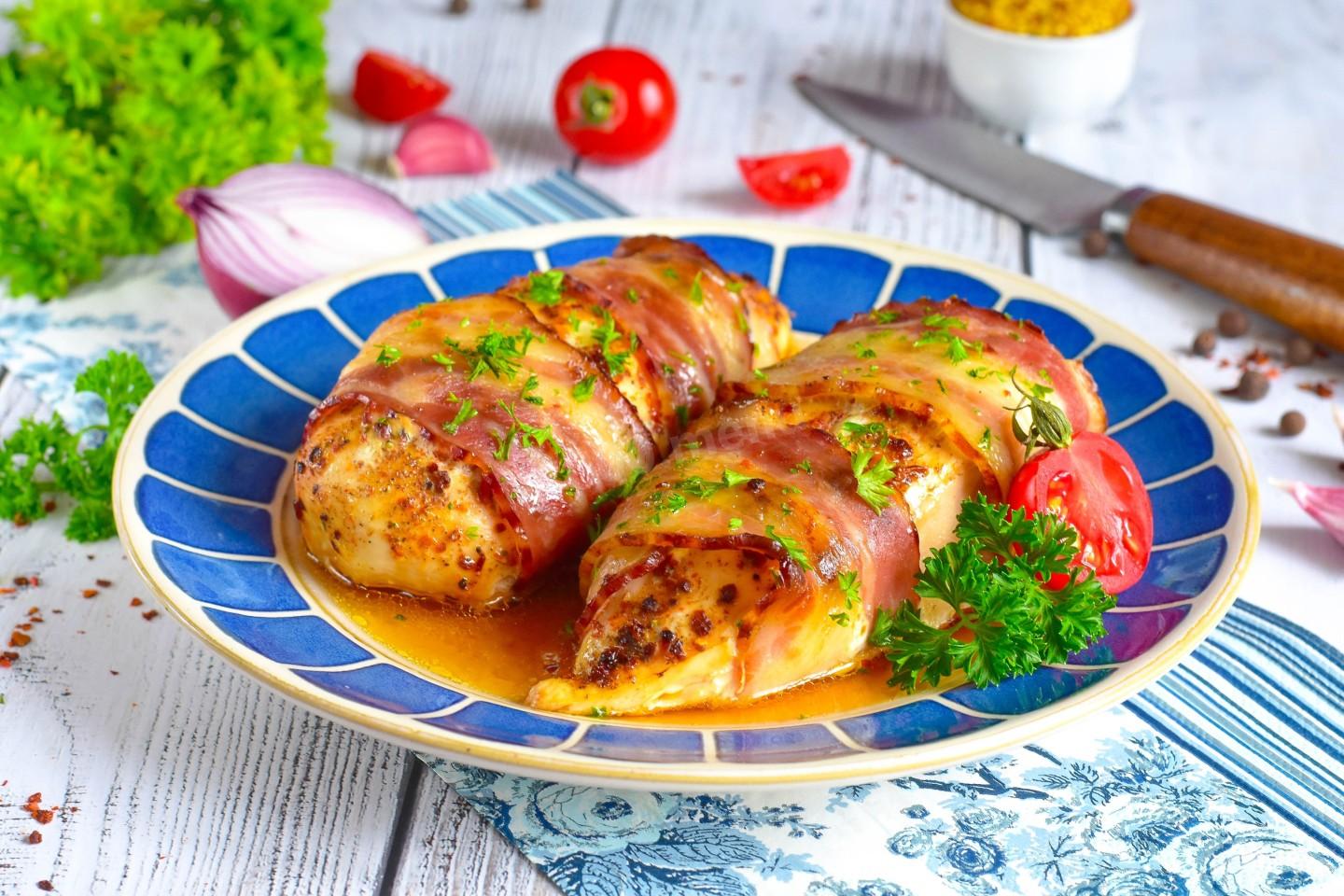 Rulouri de pui cu ciuperci invelite in bacon