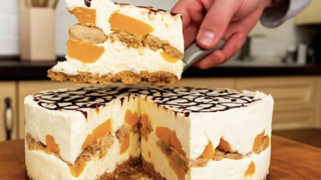 Tort cu perle, luxos, delicios, fără coacere. Crema delicată, piersicile zemoase și laptele condensat creează un desert care iese întotdeauna impecabil