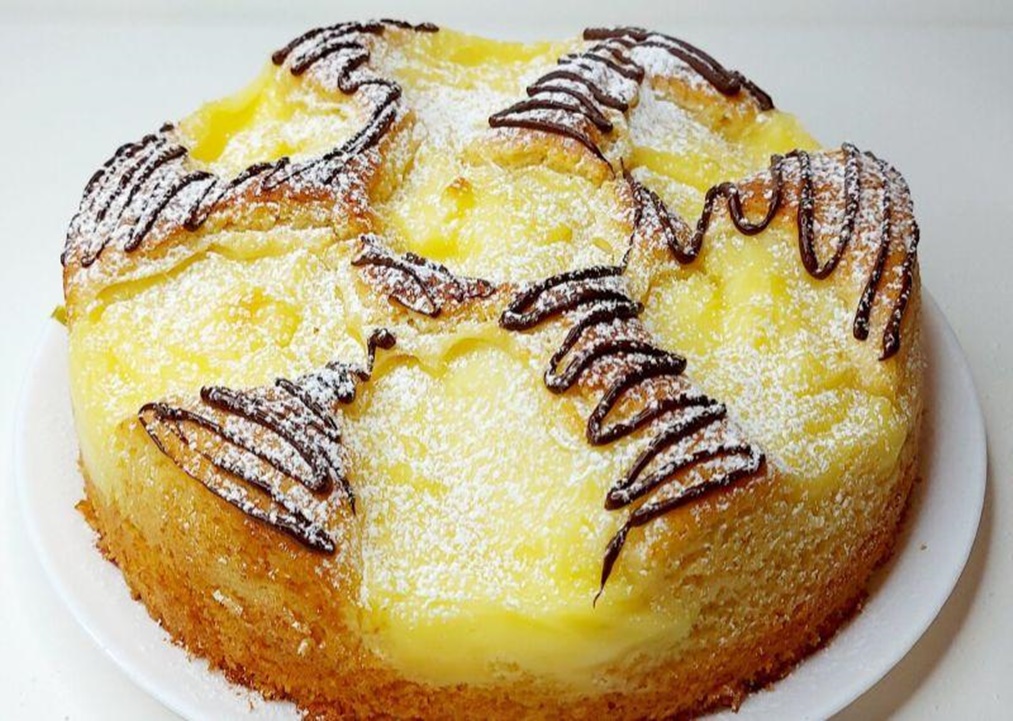 Un desert surprinzător de delicios și ușor de preparat, un echilibru perfect între crema de vanilie și aluat. Această rețetă de aluat merge bine și cu fructe