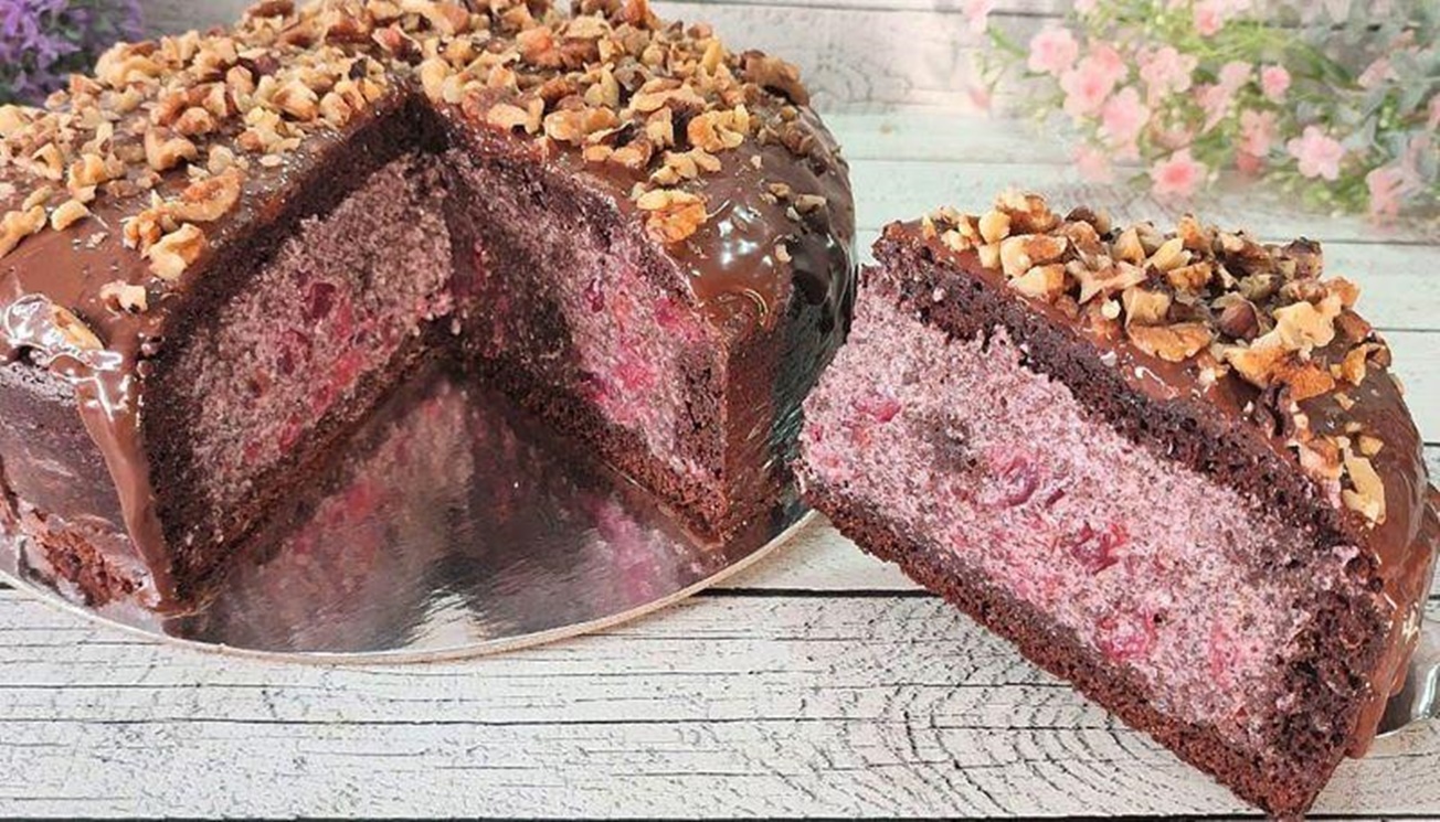 Tort de ciocolată cu cremă delicioasă de cireșe, care este potrivit pentru orice ocazie, fie că este vorba de o aniversare, o sărbătoare sau o zi obișnuită