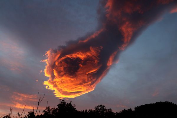 „Mâna lui Dumnezeu” a apărut pe cerul Portugaliei. Norul misterios care a aprins internetul. Galerie foto