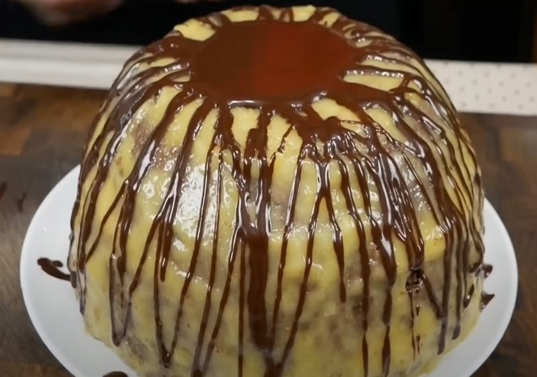 Acest tort impresionează prin gustul și textura sa de neegalat, combinând aluatul aerat, crema delicată și fructe aromate