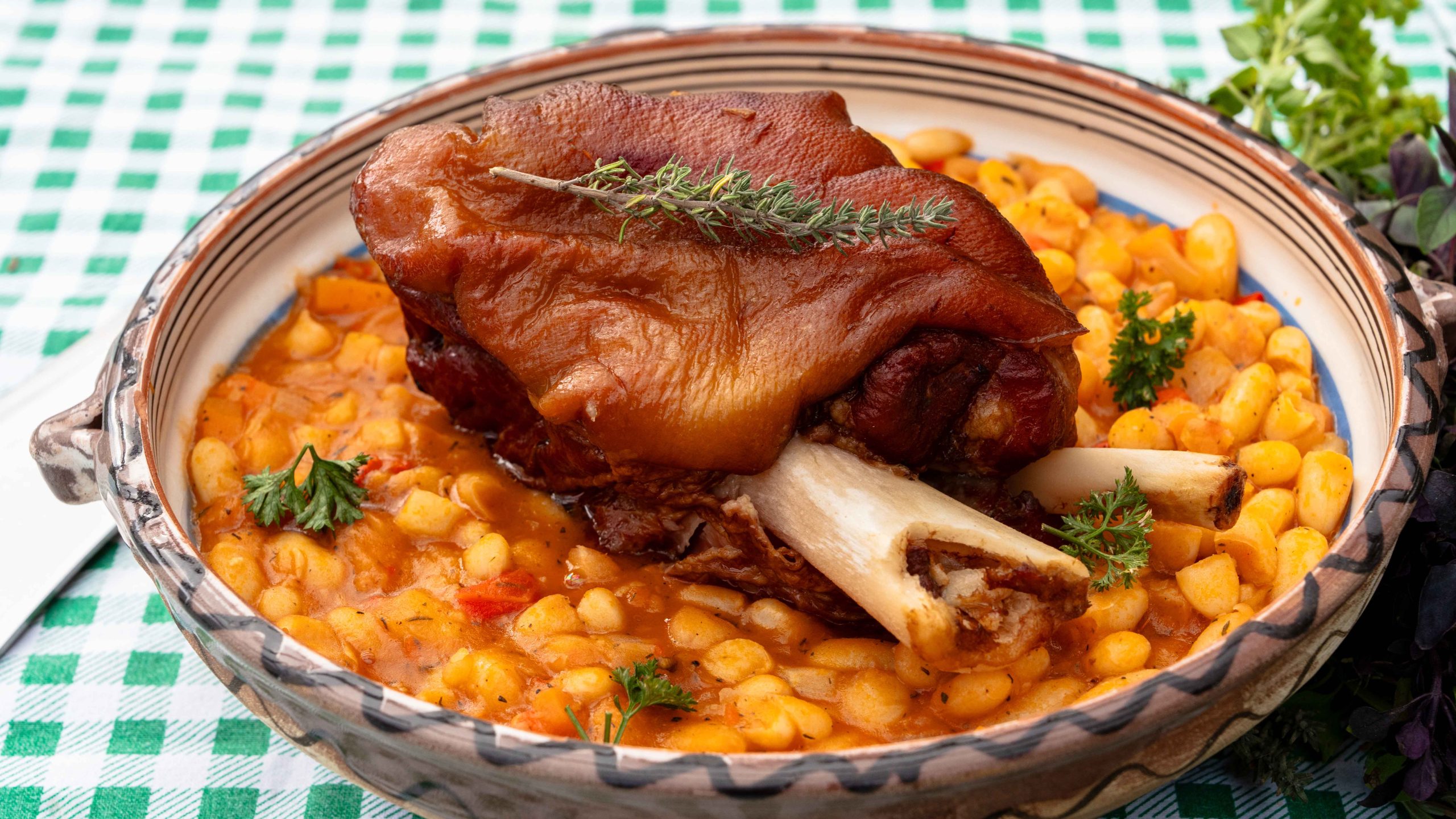 Mancare de fasole boabe cu ciolan