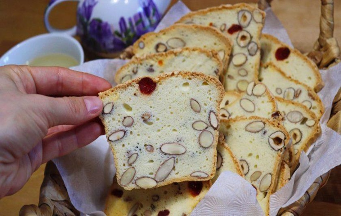 O rețetă italiană atât de minunată. În bucățile crocante veți găsi cu siguranță nuci (de obicei migdale și fistic), precum și fructe uscate O rețetă italiană atât de minunată. În bucățile crocante veți găsi cu siguranță nuci (de obicei migdale și fistic), precum și fructe uscate