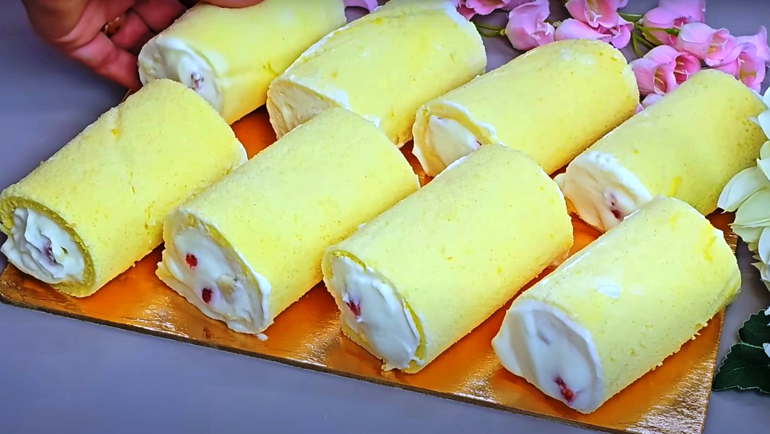 Prăjitură catifelată, simplă și delicioasă pentru o sărbătoare in familie. Rulourile cu cremă sunt un desert rafinat și atractiv care a cucerit inimile pofticioșilor din întreaga lume