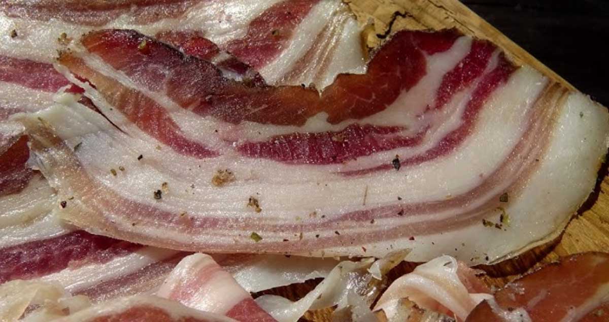 Slanina delicioasa, fiarta in zeama de varza. Mananci de nu te mai opresti Slanina delicioasa, fiarta in zeama de varza. Mananci de nu te mai opresti