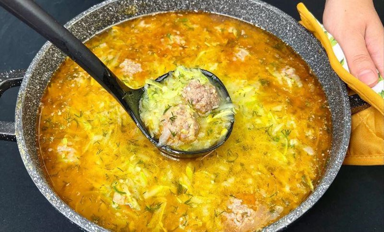 Supă delicioasă de „dovlecei” cu perisoare, gata în jumătate de oră: sănătoasă, consistentă cu multte legume și deloc grea, perfectă pentru o masa de pranz
