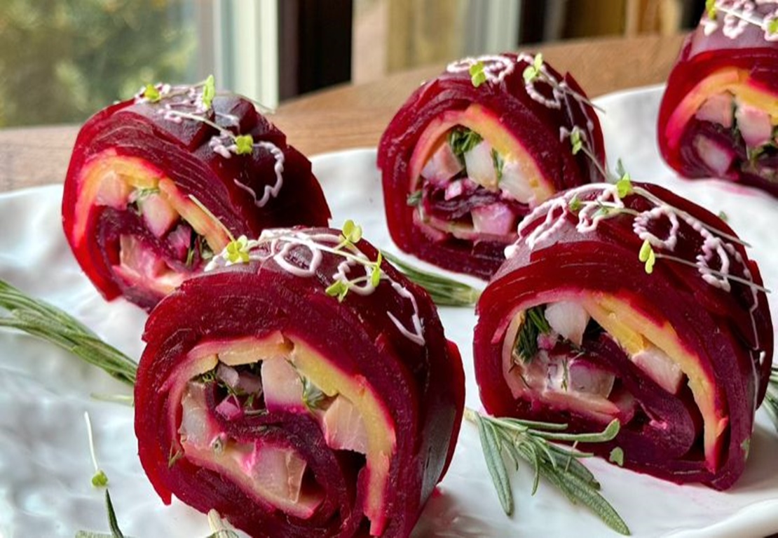 Un aperitiv foarte bun si frumos colorat, care, în opinia mea, ar decora minunat si eficient orice masă de sărbătoare