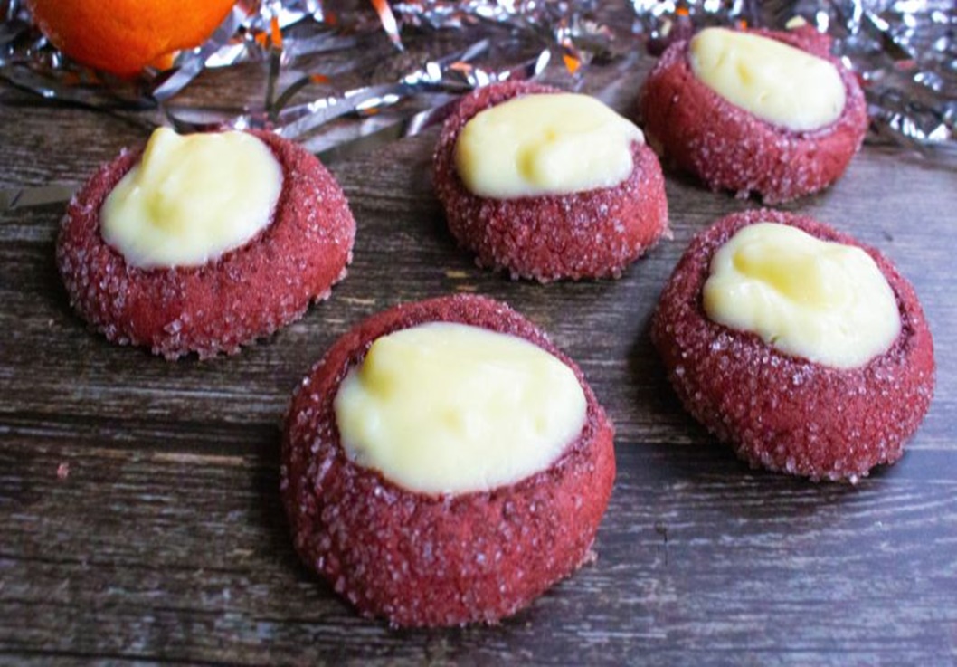 Fursecuri de catifea roșie, delicioase și elegante, care vor înălța atmosfera festivă prin aspectul lor. Astfel de fursecuri zboară instantaneu de pe masă