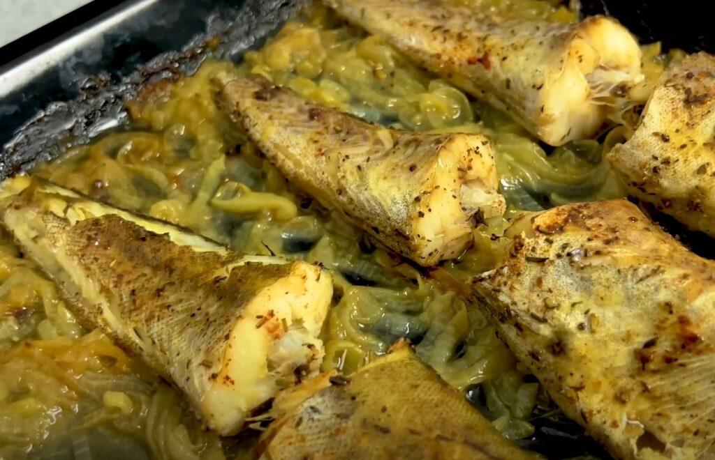 Pește delicios și suculent la cuptor cu legume: poate fi un prânz sau o cină pentru întreaga familie