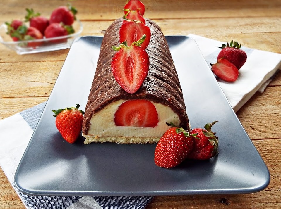 Rulada delicioasa cu ciocolata, mascarpone si capsuni. Fara coacere, foarte rapida si gustoasa