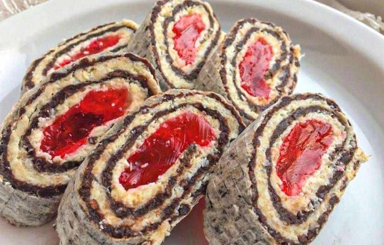 Rulada delicioasa din napolitane cu fulgi de cocos și jeleu. Desert simplu de casă preferat în copilărie Rulada delicioasa din napolitane cu fulgi de cocos și jeleu. Desert simplu de casă preferat în copilărie