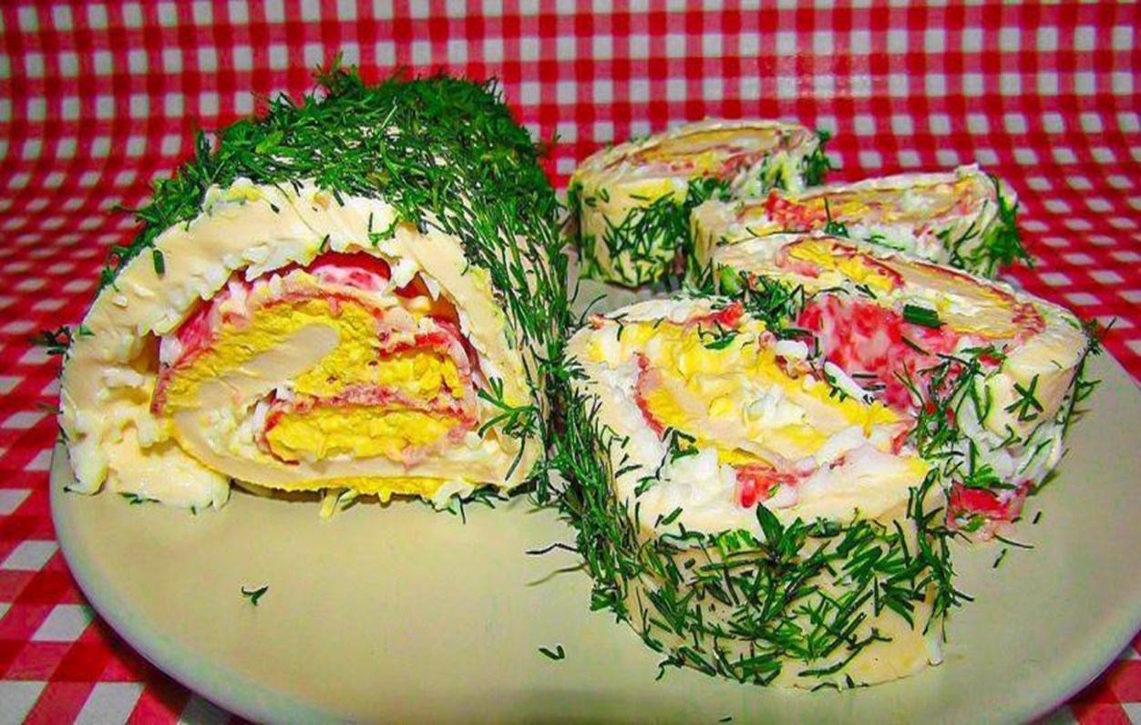 Ruladă delicioasă si viu colorată cu brânză topită, salam și ouă. O bucurie pe masa familiei. Preparatul este destul de ieftin, dar foarte apetisant