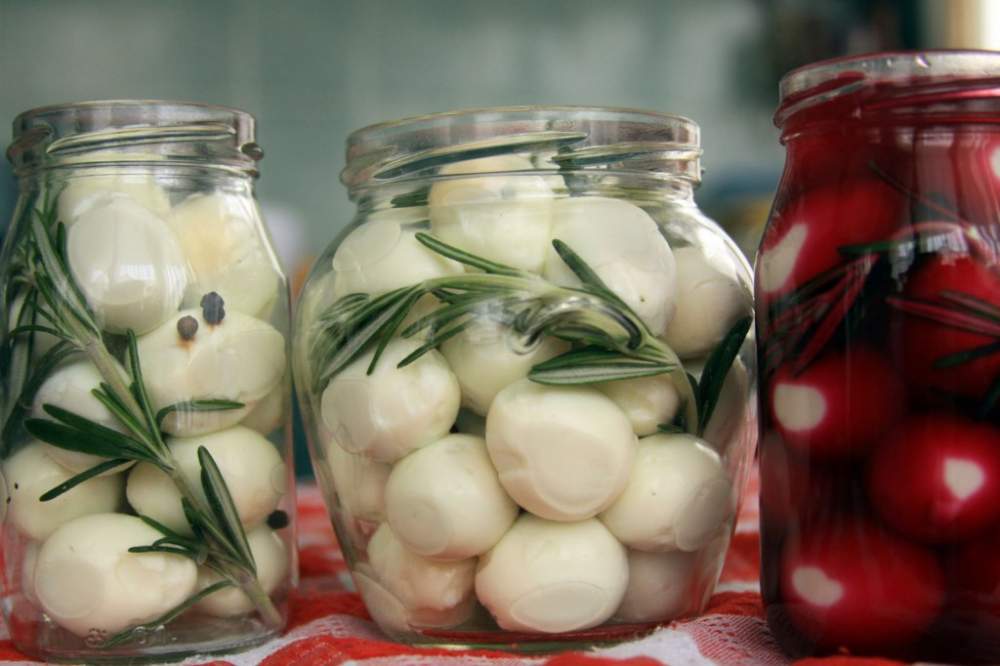 Prepară ouă murate cu sfecla. O reţetă delicioasă şi foarte simplă Prepară ouă murate cu sfecla. O reţetă delicioasă şi foarte simplă