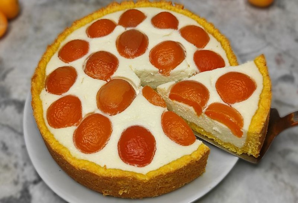 Caisele proaspete și parfumate, umplutura delicată de brânză se completează perfect, creând un gust unic intr-o tartă minunata