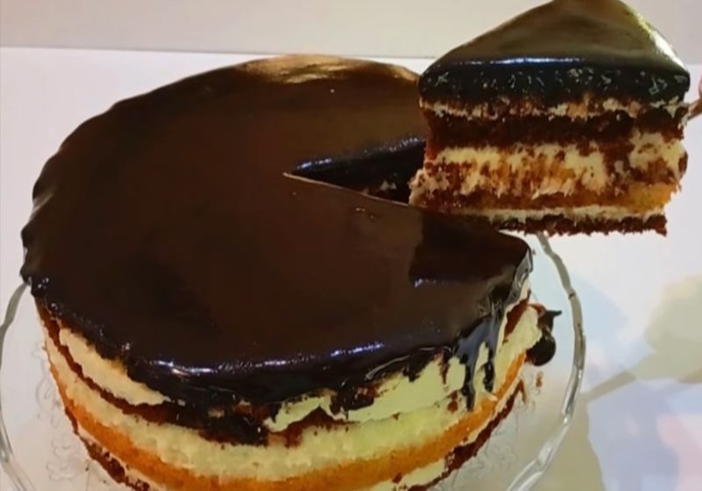 Prăjitură cu lapte de pasăre după o rețetă veche. Gustul magic al copilăriei.  Acest desert combină un sufleu delicat cu o glazură subțire de ciocolată