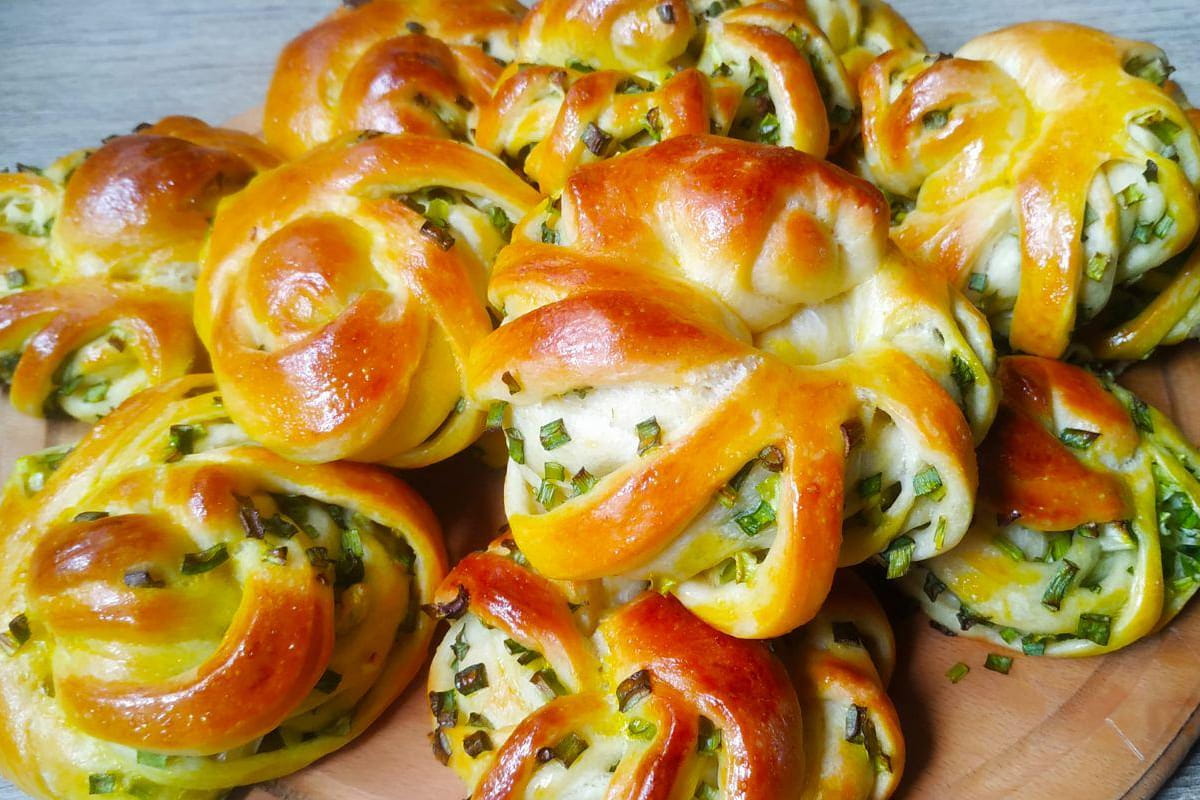 Chiflele pufoase cu ceapă verde, atât de frumoase și delicioase încât vor împodobi chiar și o masă festivă!