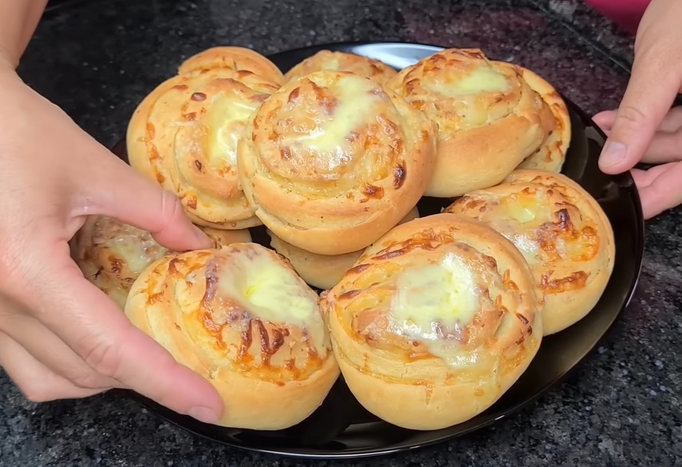Chiflele cu brânză sunt un mic dejun excelent pentru întreaga familie sau o delicatesă pentru o masă festivă. Sunt pufoase, fragede și moi și se prepară rapid și ușor