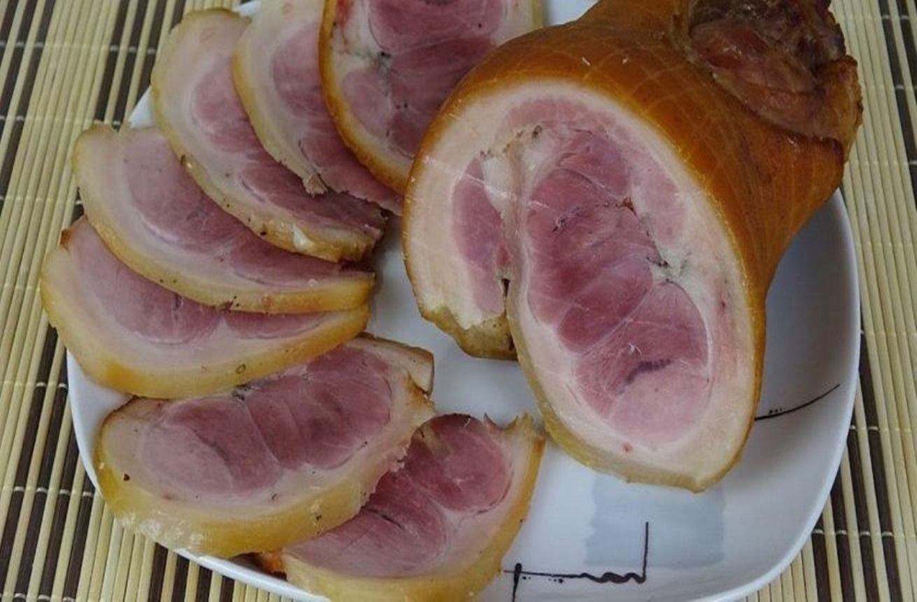 Ruladă de casă cu ciolan de porc. Se pare că nu este atât de dificilă pe cât credeam, iar gustul este inegalabil