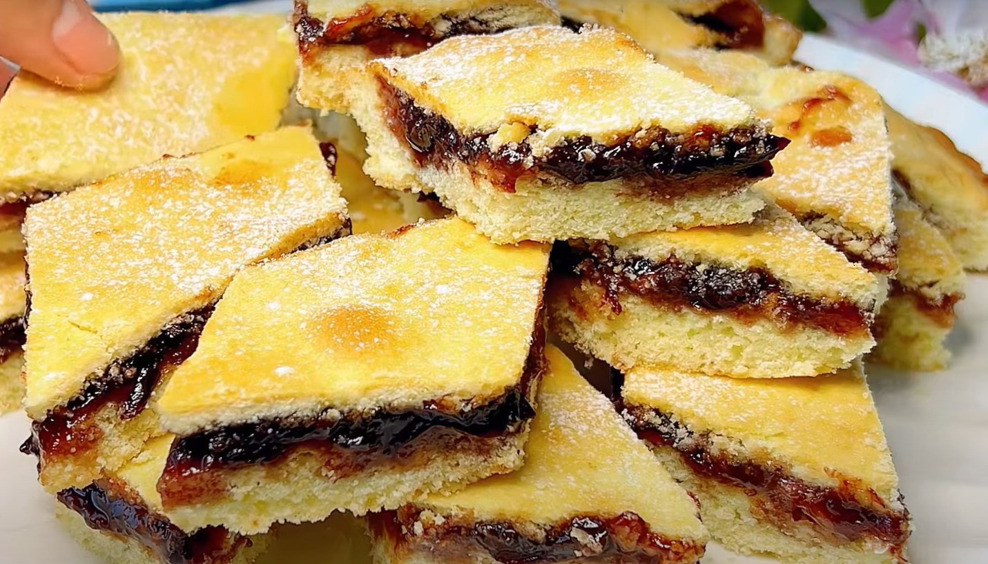 Plăcintele delicioase cu umplutura care poate fi de orice fel de dulceață: de mere, de pare, de prune, de cireșe, de zmeură, de coacăze