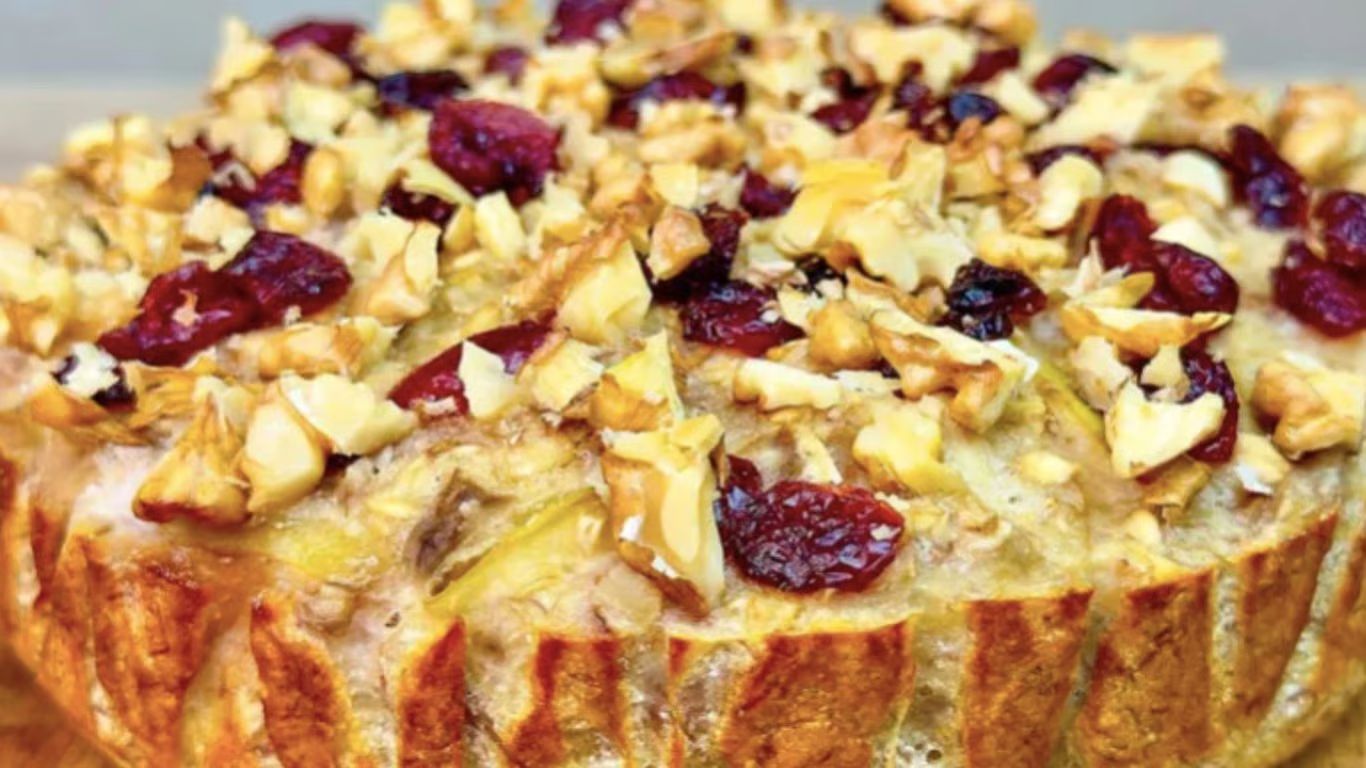 Tartă cu fulgi de ovăz, mere și banane și cu o dulceață naturală a fructelor – un desert cu conținut scăzut de calorii Tartă cu fulgi de ovăz, mere și banane și cu o dulceață naturală a fructelor – un desert cu conținut scăzut de calorii