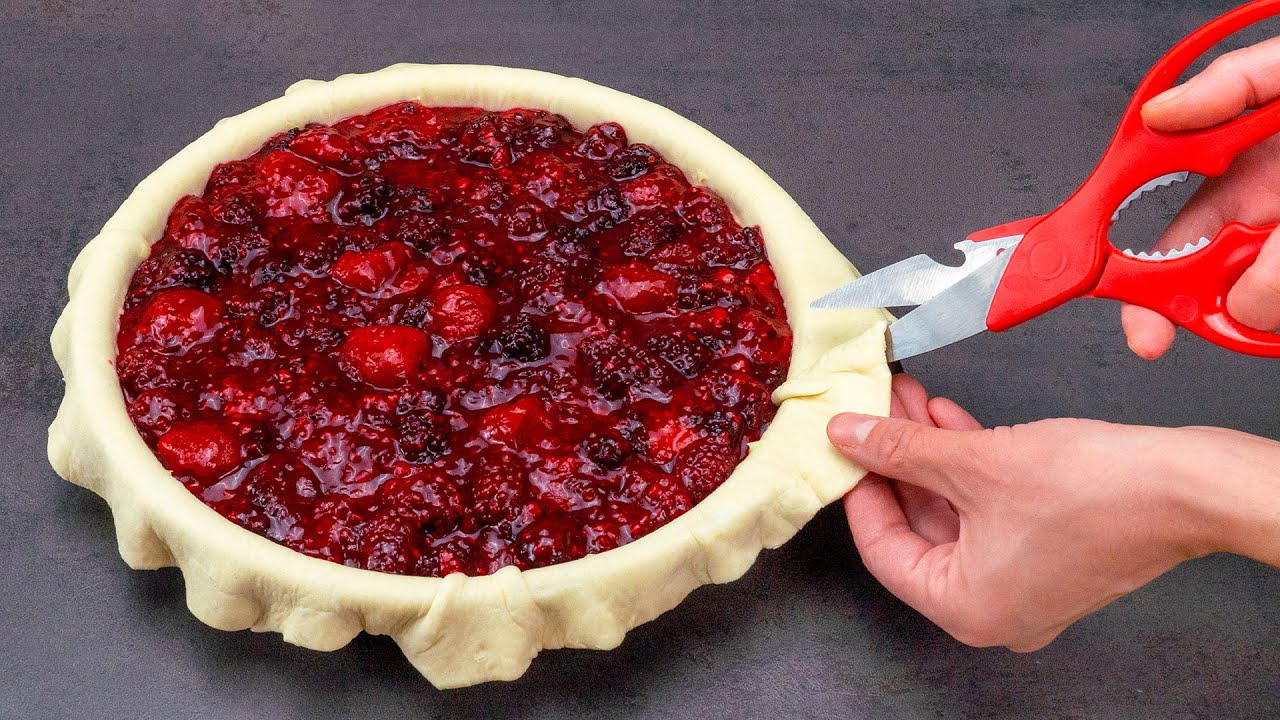 Vei adora această rețetă ușoară și răcoritoare, cu budincă delicată de vanilie si un strat bogat de fructe de pădure, nu doar pentru gustul său delicios, ci și pentru simplitatea preparării