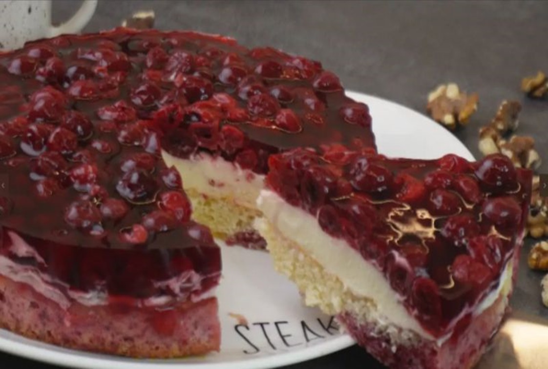 Se prepară destul de simplu, iar gustul este pur și simplu divin. Vă împărtășesc rețeta acestei tarte magice cu o cremă pufoasă și un strat suculent de cireșe Se prepară destul de simplu, iar gustul este pur și simplu divin. Vă împărtășesc rețeta acestei tarte magice cu o cremă pufoasă și un strat suculent de cireșe