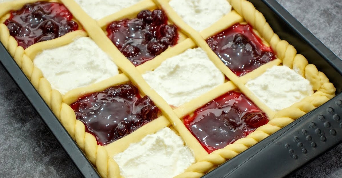Pentru adevărații fani ai dulciurilor. Arome maxime! Chiar o să-ți placă combinatia dintre dulceață de cireșe si brânză de vaci!