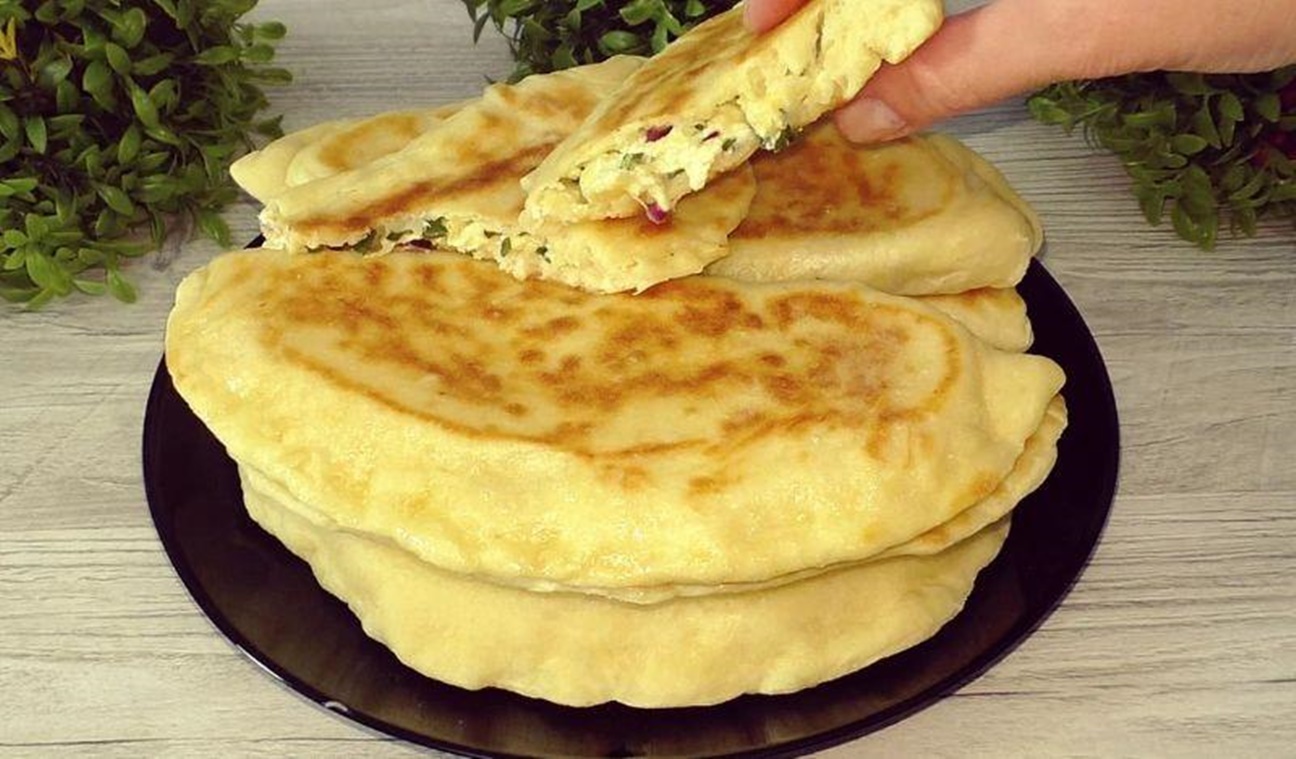 Aluatul făcut cu chefir pentru lipii se dovedește a fi foarte fraged, moale și delicios. Aceasta este o opțiune excelentă pentru o masă rapidă și copioasă