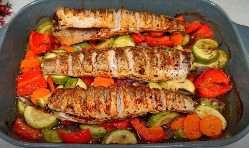 O reteta simpla la cuptor de pește cu legume. Este absolut delicioasa O reteta simpla la cuptor de pește cu legume. Este absolut delicioasa