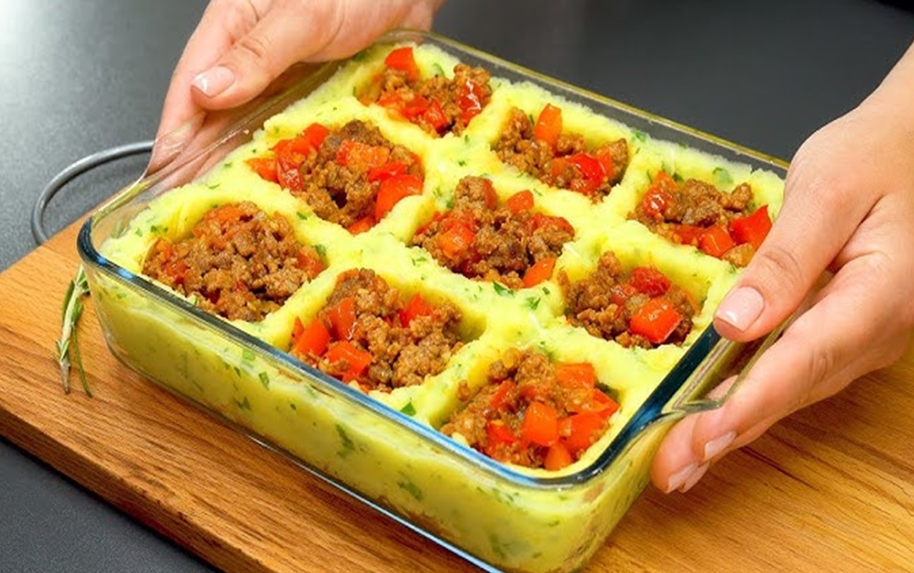 O experiență culinară care va impresiona la prima vedere și la degustare. Chifteluțe din carne tocată preparate la cuptor, cu brânză, învelite într-o umplutură aromată de cartofi și pătrunjel
