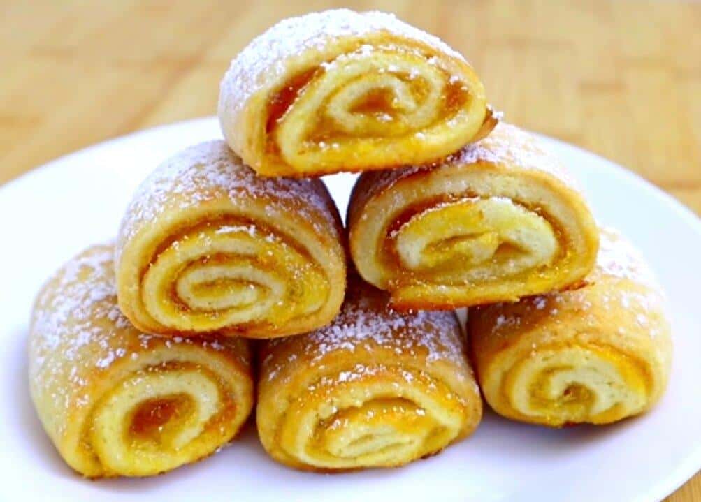 Rulouri delicioase de patiserie cu dulceață de caise