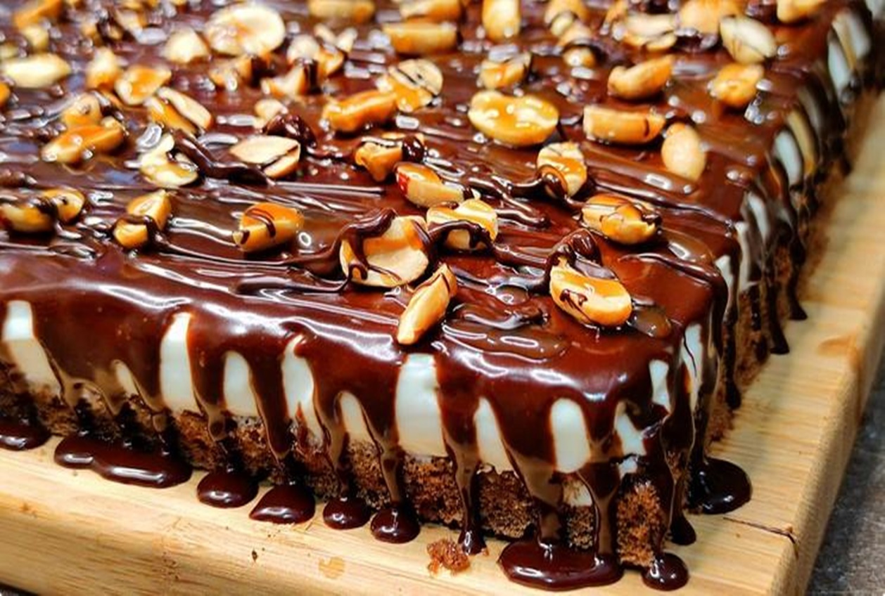 Puțini oameni cunosc această prăjitură Snickers care se topește în gură: o combinație incomparabilă de ingrediente într-o singură rețetă