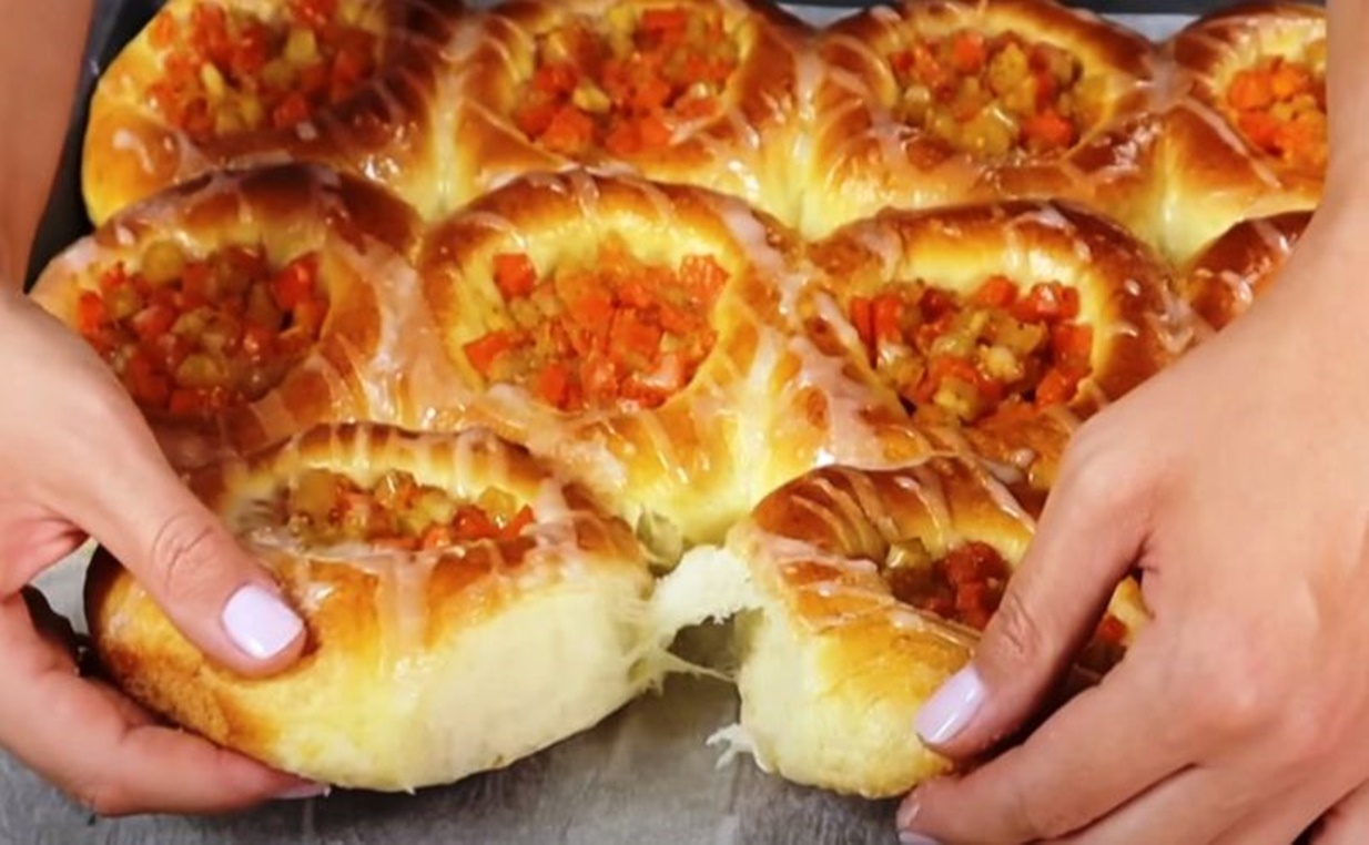 O rețetă uimitoare de chifle cu vanilie, care te vor cuceri cu gustul lor dulce aromat, cu glazură delicioasă O rețetă uimitoare de chifle cu vanilie, care te vor cuceri cu gustul lor dulce aromat, cu glazură delicioasă