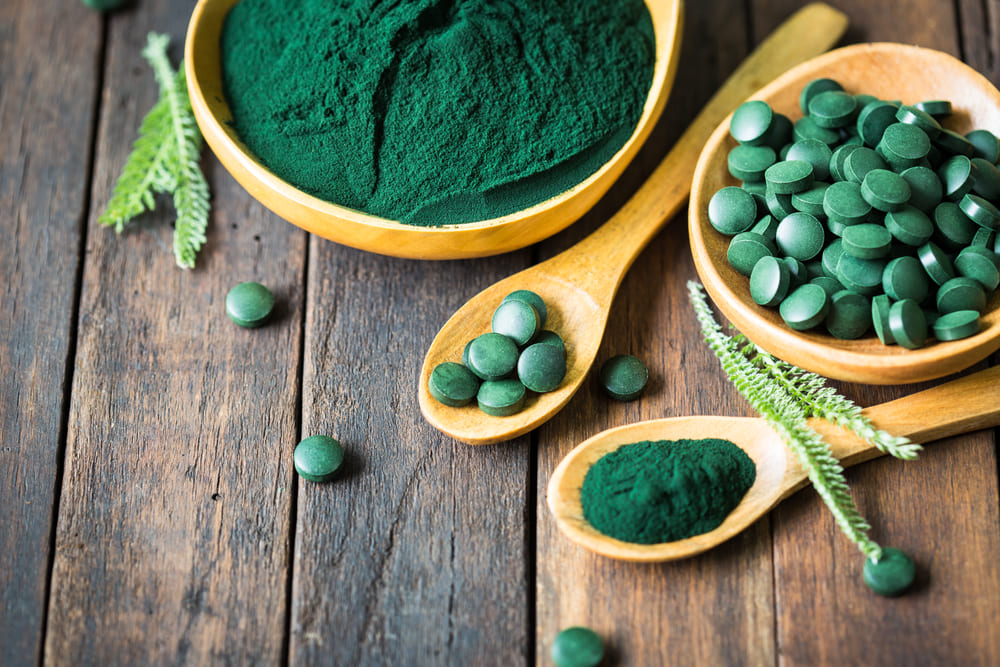 Știați ce este spirulina și de ce este numită un aliment minune? Bogată în proteine, amplifică imunitatea și buna dispoziție, are proprietati redutabile anticancerigene si anti-imbatranire … Ce este și de unde provine… Și da, cum o utilizăm