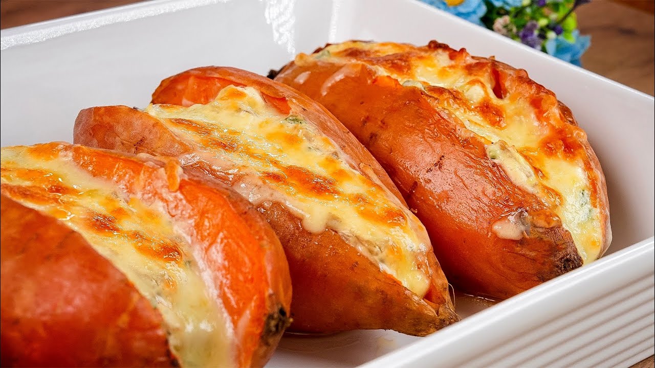Cauți o rețetă simplă, dar gustoasă, dar fără carne? Cartofi dulci copți cu ciuperci și cremă de brânză aurie, care creează o armonie de arome garantând că va încânta întreaga familie!