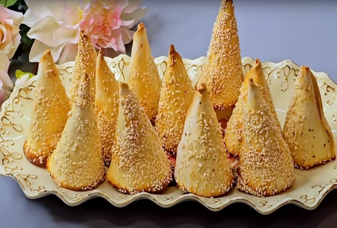 Salata în cornete de lipie este o modalitate modernă de servire și o nouă abordare a salatei obișnuite. Ideea de bază este de a pune o salată clasică de legume într-o cupă crocantă de lipie Salata în cornete de lipie este o modalitate modernă de servire și o nouă abordare a salatei obișnuite. Ideea de bază este de a pune o salată clasică de legume într-o cupă crocantă de lipie