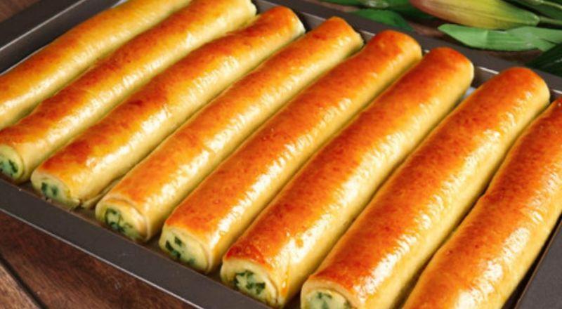 Cele mai gustoase plăcintele! O rețetă simplă și foarte rapidă de ruloului din aluat cu lapte si umplutura delicioasa si satioasa cu ceapa verde