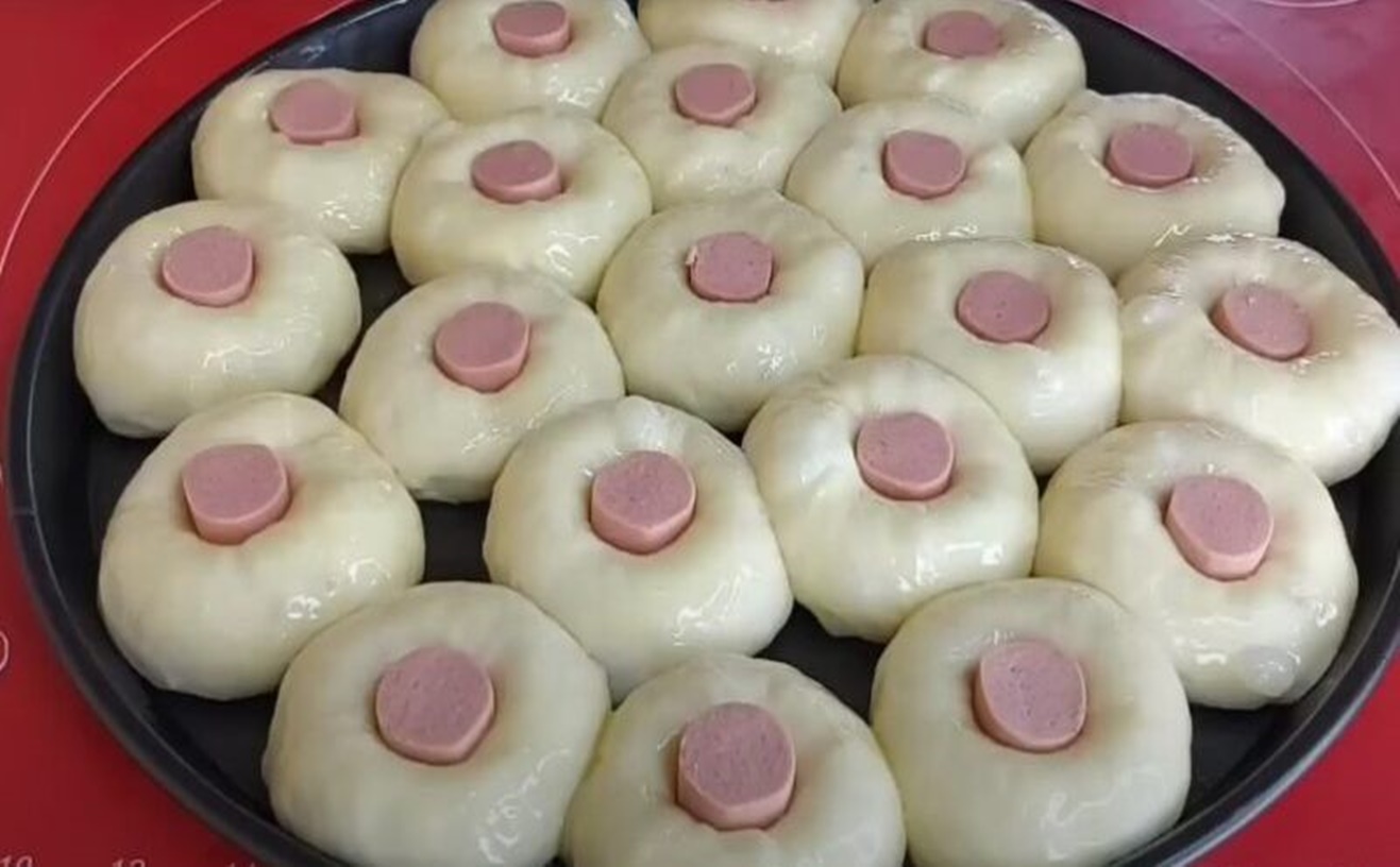 Genial! Le fac în fiecare săptămână: chifle fragede cu cârnați deliciosi Genial! Le fac în fiecare săptămână: chifle fragede cu cârnați deliciosi