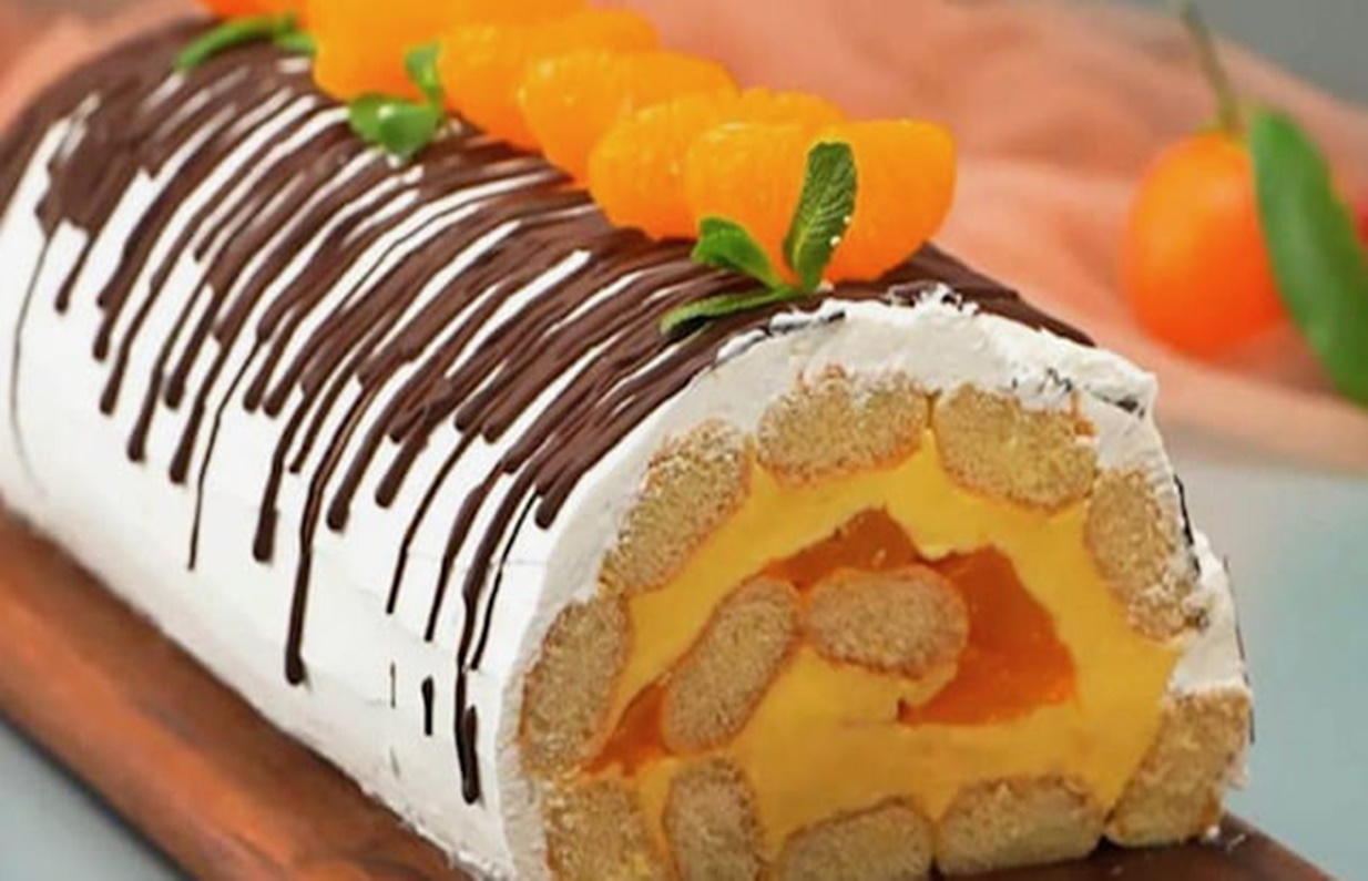 Ruladă delicioasă de piscoturi cu mandarine, care se combină perfect cu delicata cremă pe masa de sărbatoare