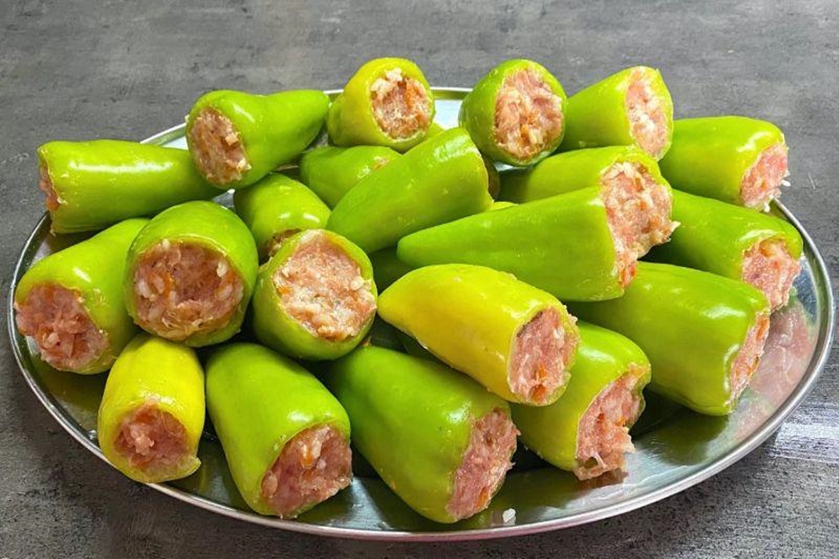 Dacă nu ați încercat încă să gătiți ardei umpluți la cuptor, vă recomand să o faceți. Deliciosi Dacă nu ați încercat încă să gătiți ardei umpluți la cuptor, vă recomand să o faceți. Deliciosi