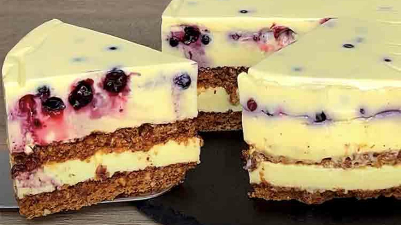 Un frumos tort stratificat de migdale cu crema de galbenusuri, cu ciocolata alba si coacaze. Combinatia perfecta pentru zilele de sarbatoare