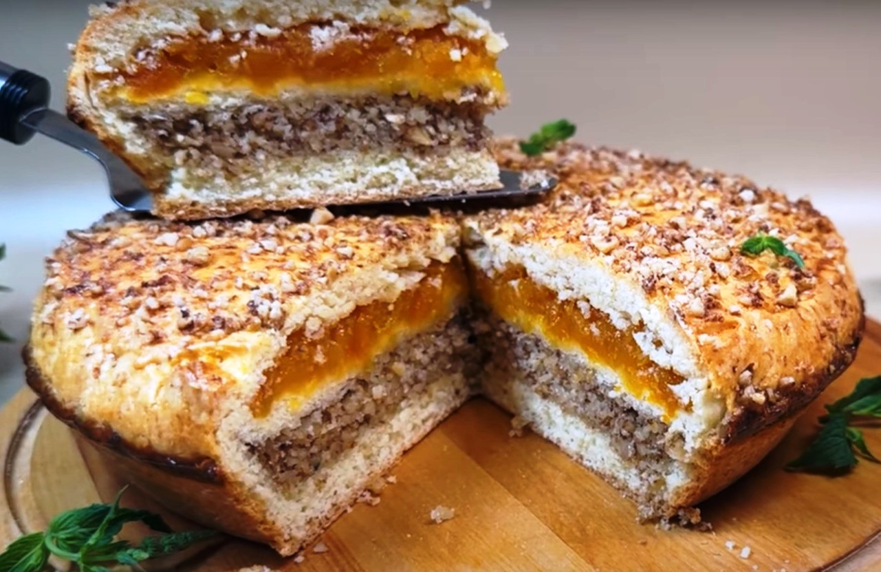 O prăjitură parfumată și moderat de dulce, un pic neobișnuită dar care va fi un desert interesant pentru orice masă de sărbătoare